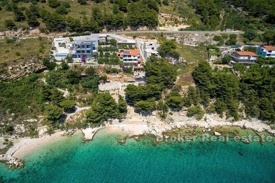 Villa en construction, première rangée de la mer