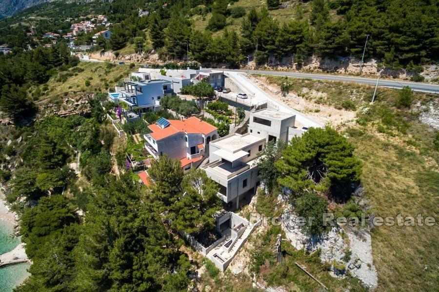 Villa en construction, première rangée de la mer