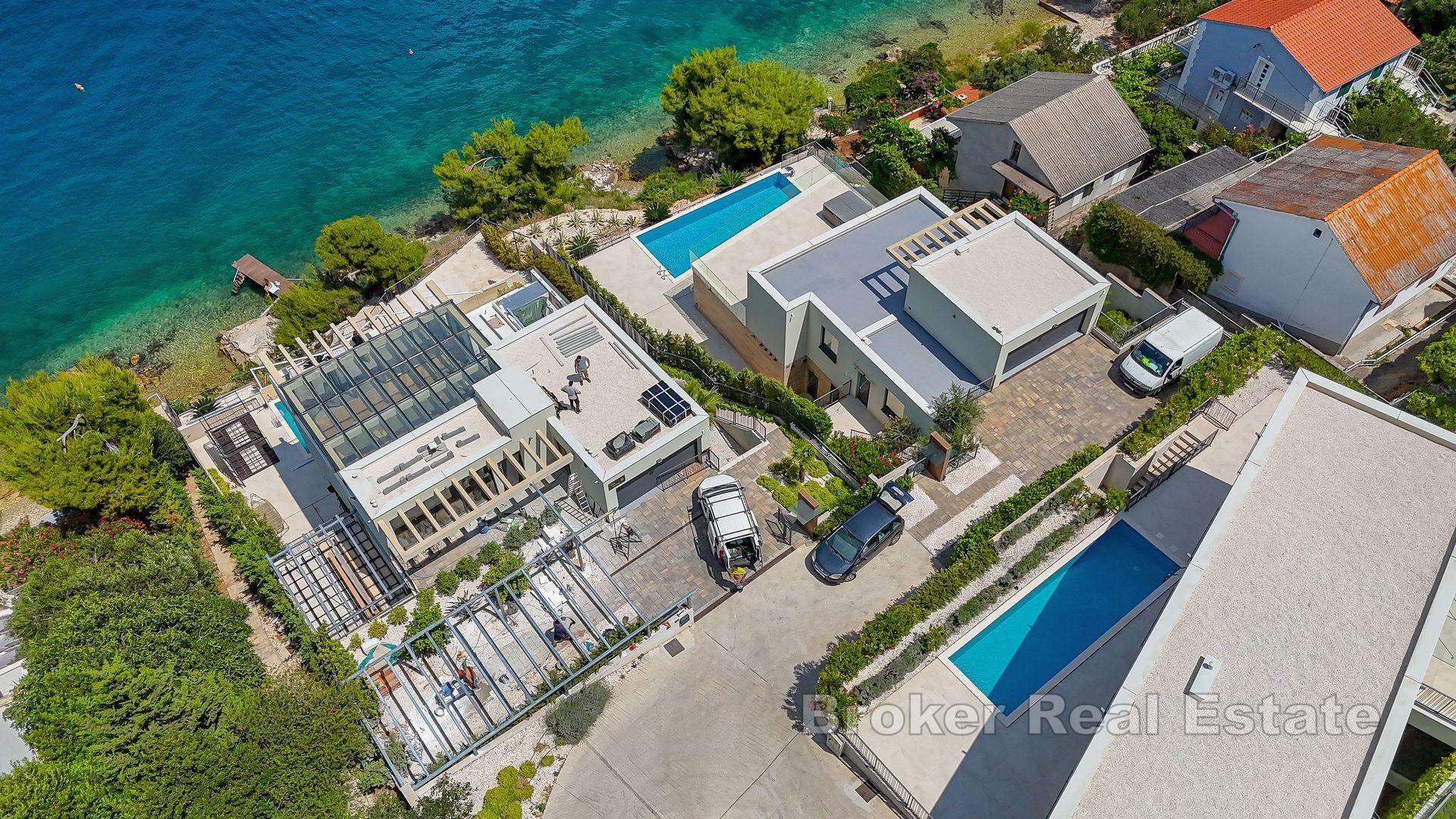 Nybygd villa ved sjøen
