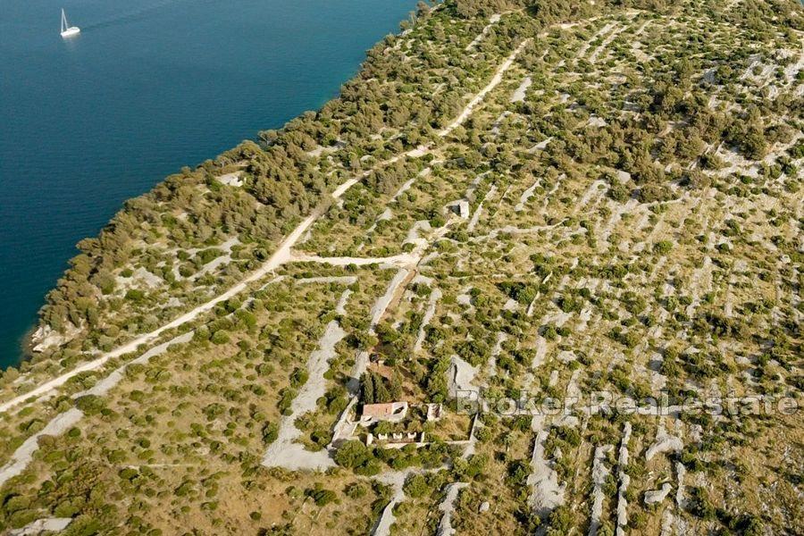Terrain avec ruine et vue mer