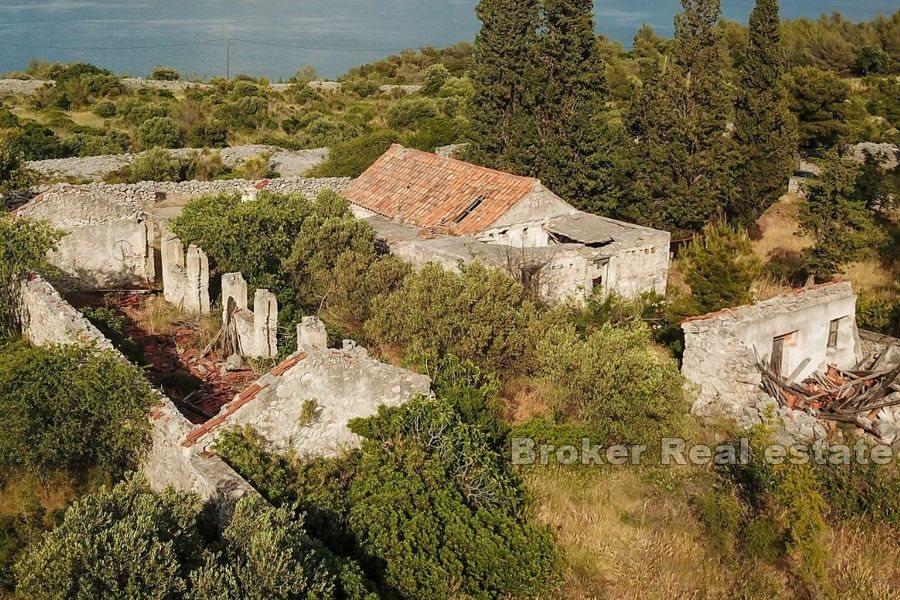 Terrain avec ruine et vue mer