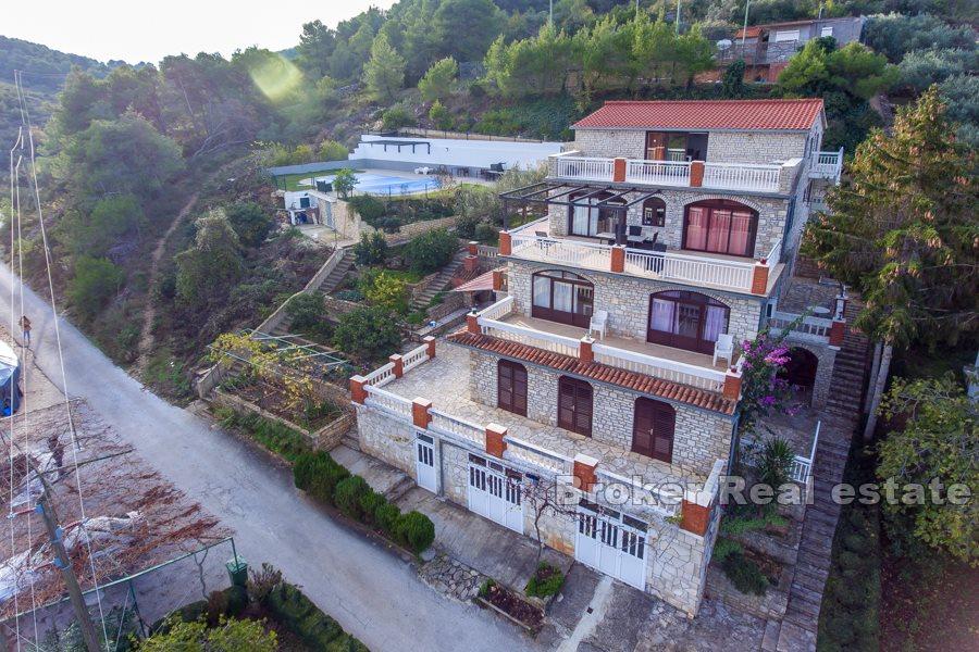 Dom apartamentowy z basenem