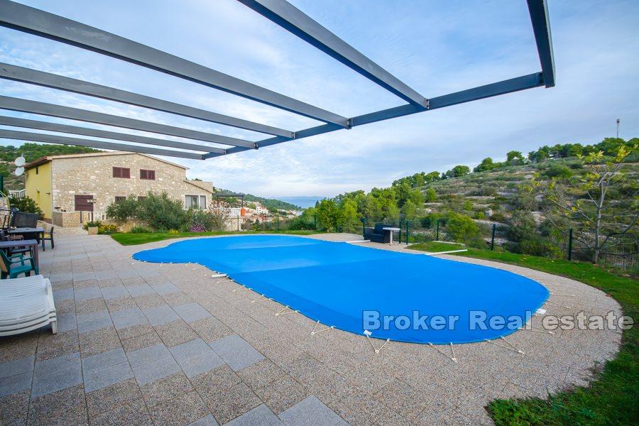 Dom apartamentowy z basenem