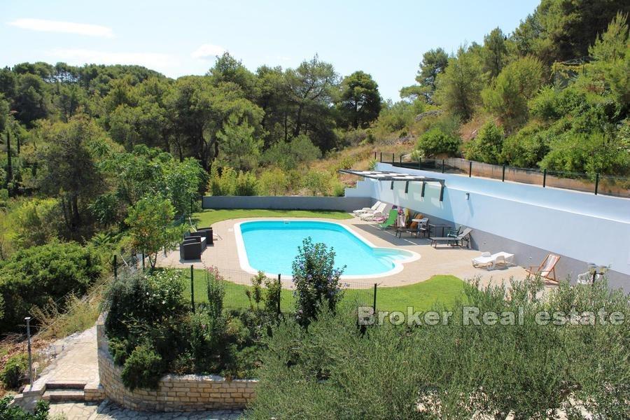 Dom apartamentowy z basenem