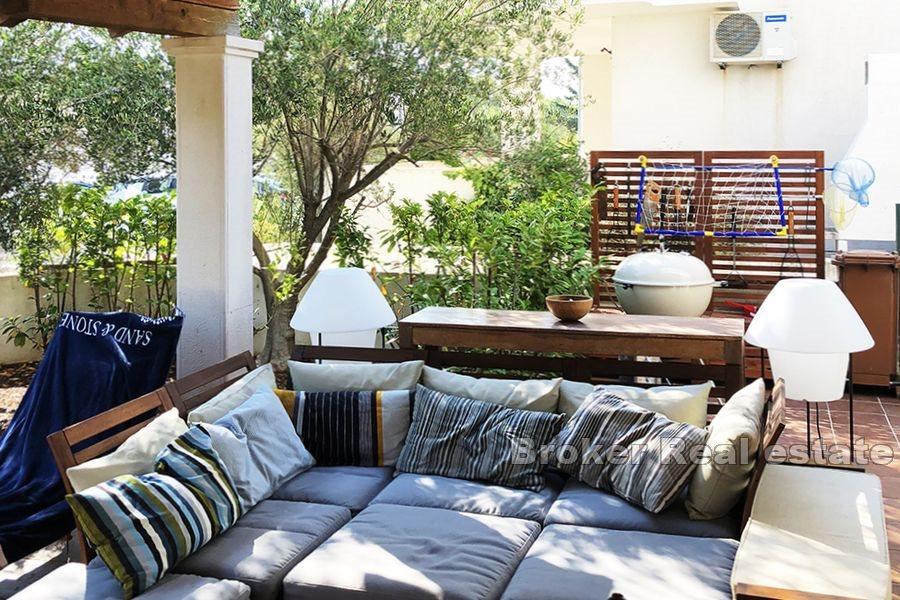 Wohnung mit Garten- und Meerblick