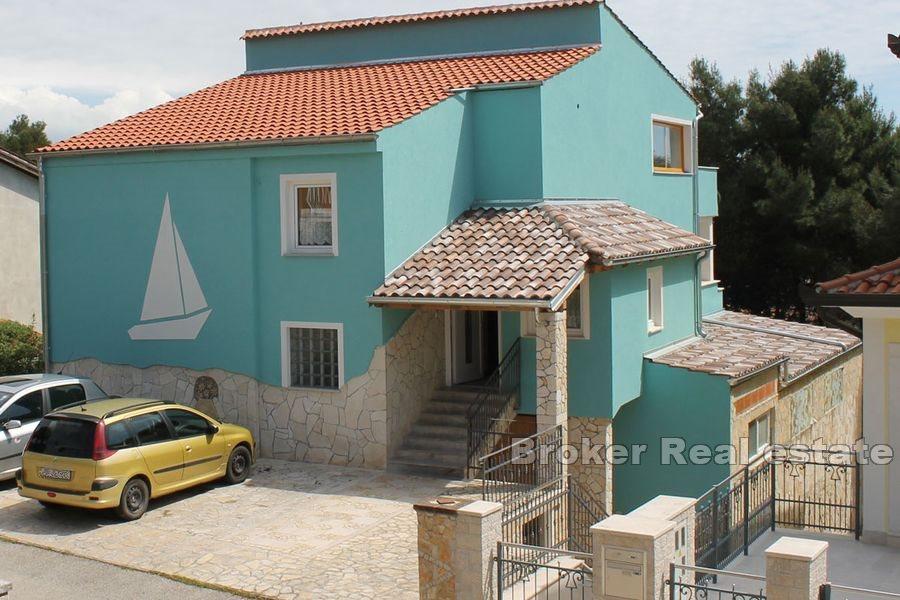 Casa con appartamenti e vista mare