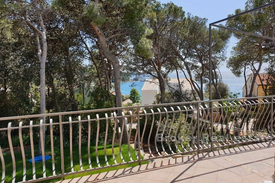 Casa con appartamenti e vista mare