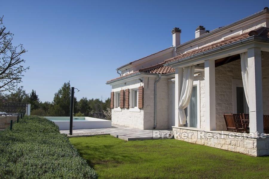 Steinhaus mit Pool