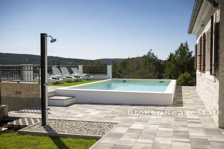 Steinhaus mit Pool