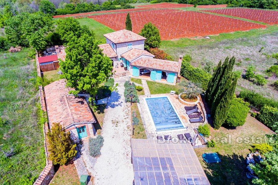 Steinhaus mit Pool