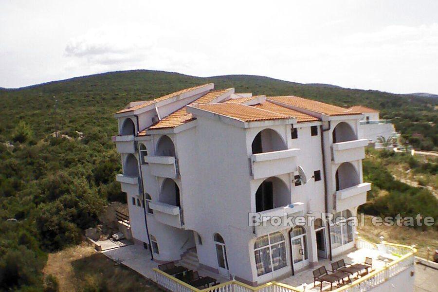 Immeuble près de la mer