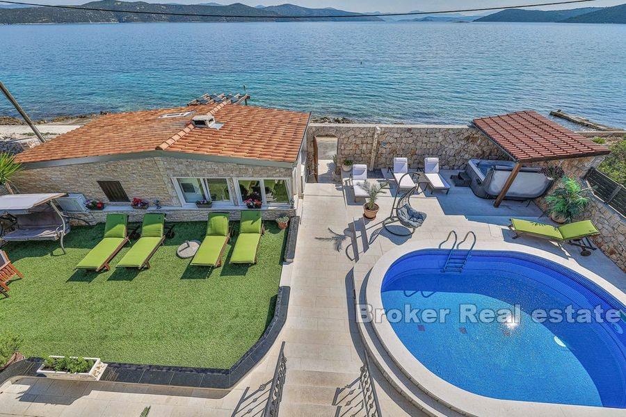 Steinhaus am Meer mit Pool