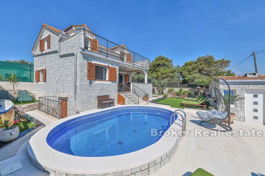 Steinhaus am Meer mit Pool