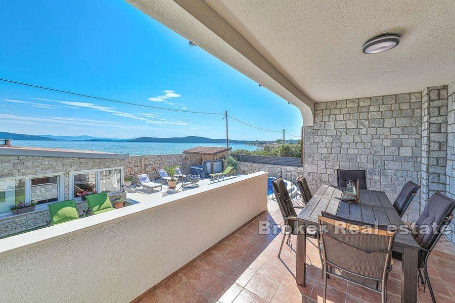 Steinhaus am Meer mit Pool