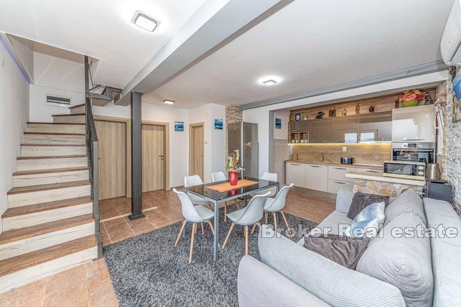 Steinhaus am Meer mit Pool