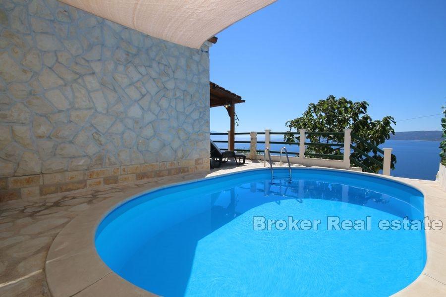 Steinhaus mit Pool und Meerblick