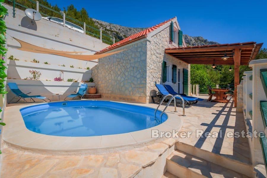 Steinhaus mit Pool und Meerblick