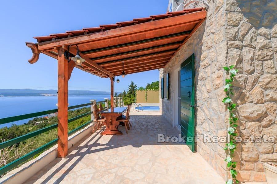 Steinhaus mit Pool und Meerblick