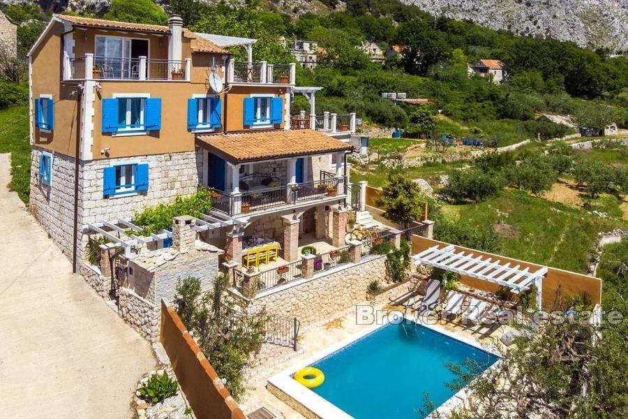 Steinhaus mit Pool und Meerblick