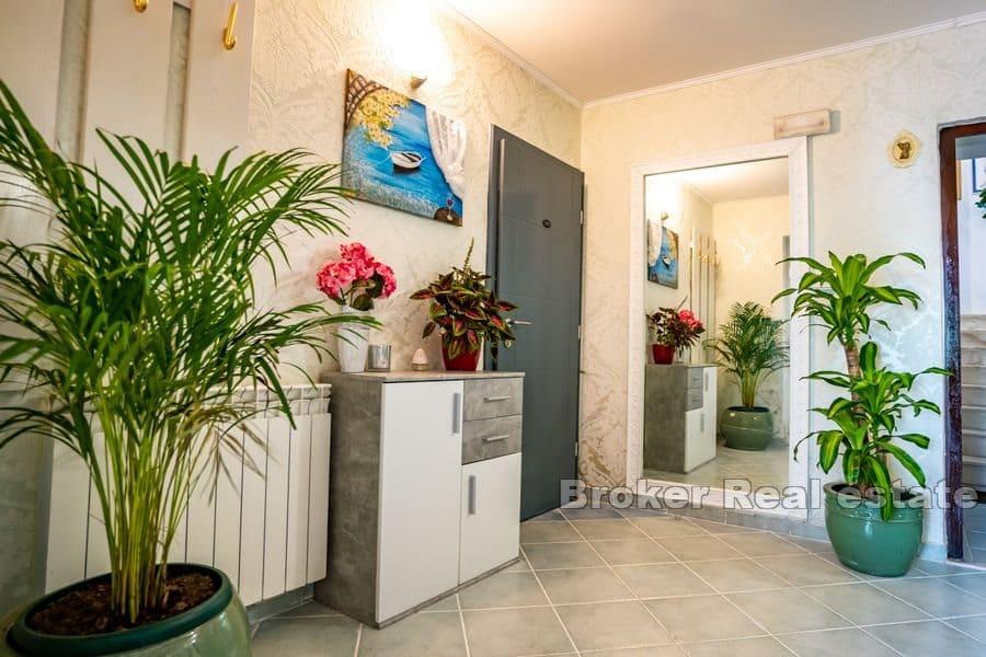 Immeuble près de la mer