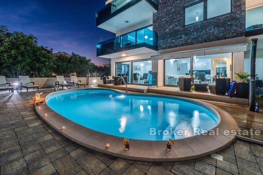 Attraente proprietà con piscina e terrazza