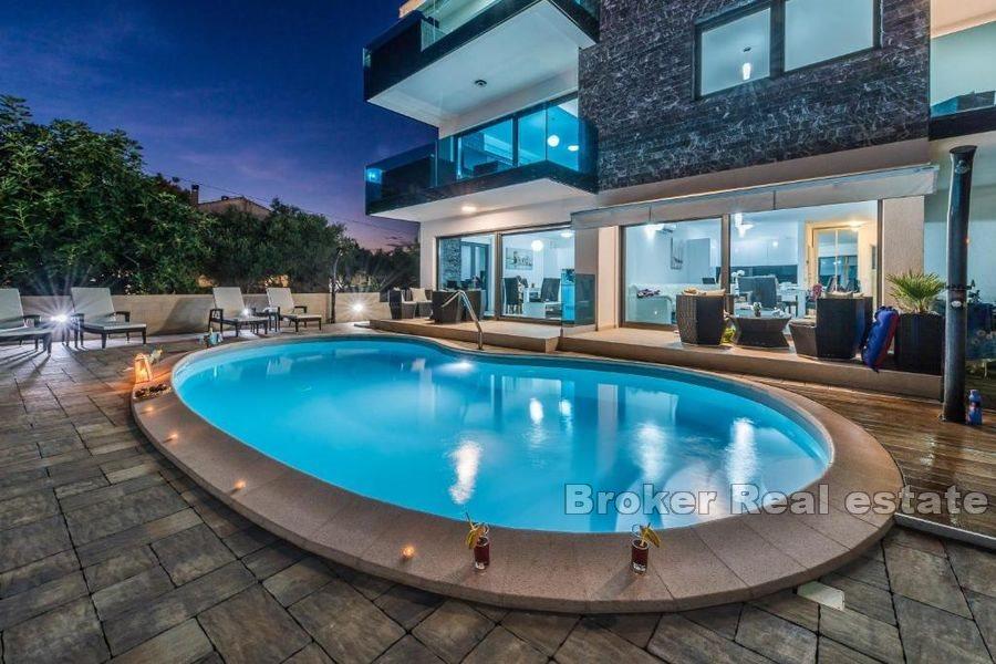 Attraente proprietà con piscina e terrazza