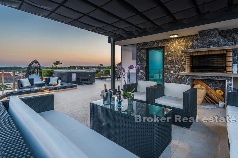 Attraente proprietà con piscina e terrazza