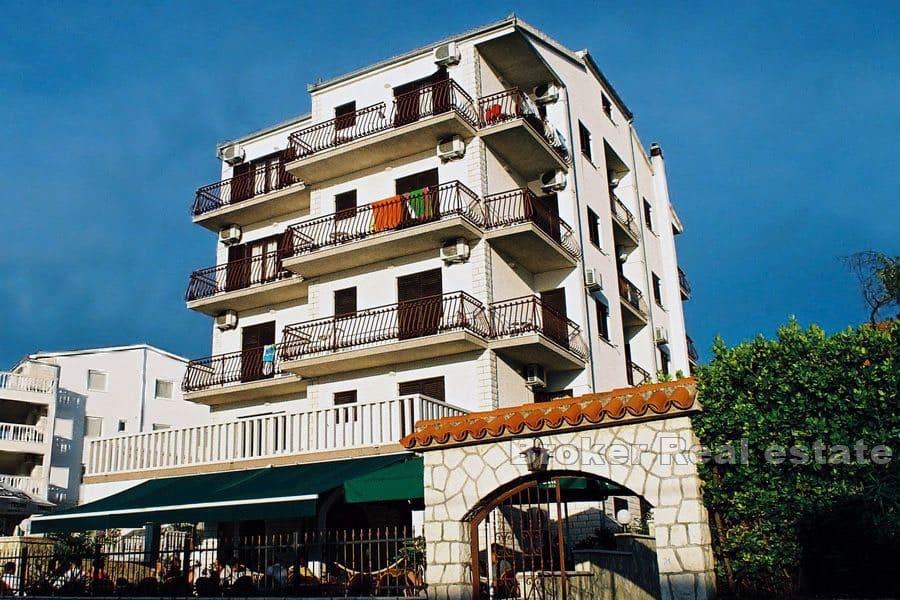 Proprietà con piscina e vista mare