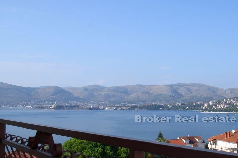 Proprietà con piscina e vista mare