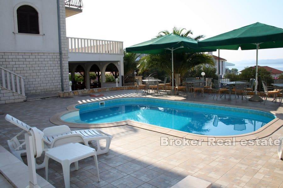 Proprietà con piscina e vista mare