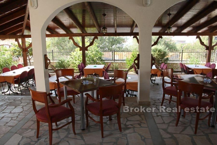 Proprietà con piscina e vista mare