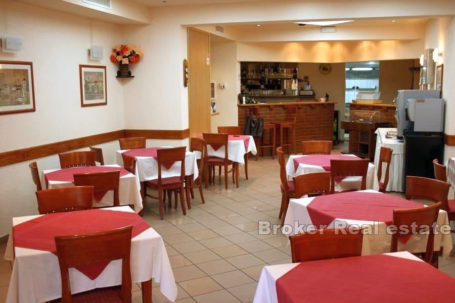 Proprietà con piscina e vista mare