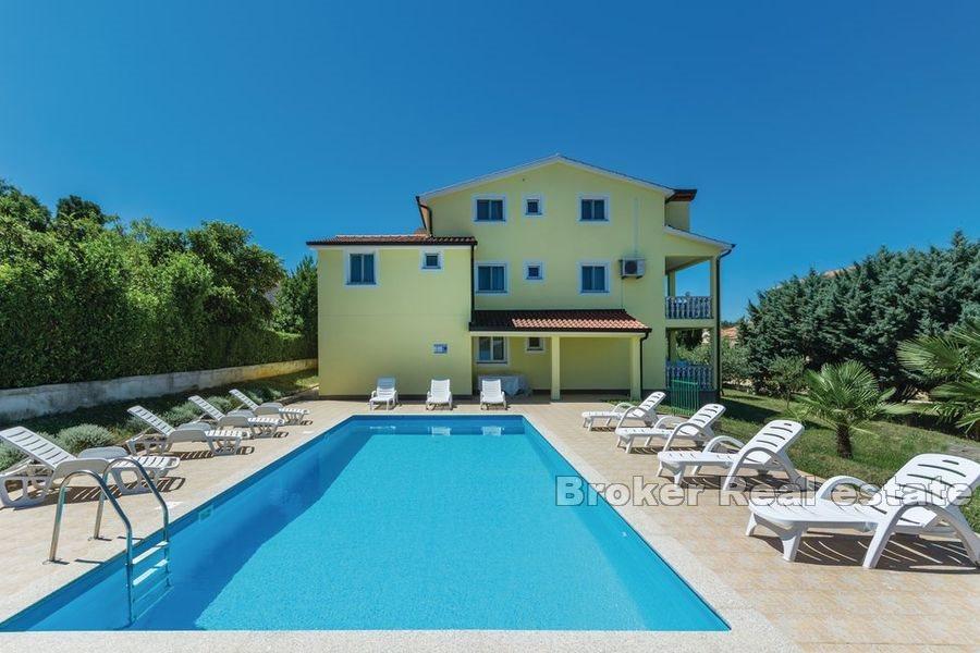 Mehrfamilienhaus mit Pool