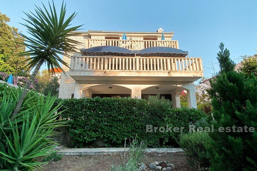 Casa con sei appartamenti vicino al mare