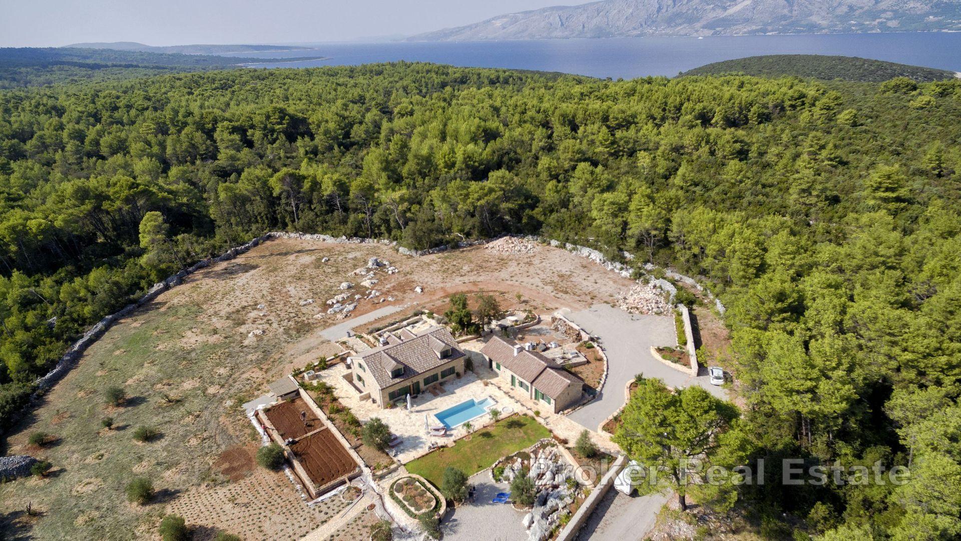 Villa en pierre avec piscine dans un quartier isolé