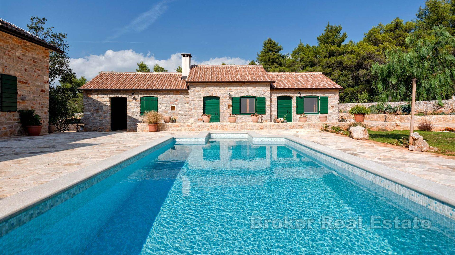 Villa en pierre avec piscine dans un quartier isolé