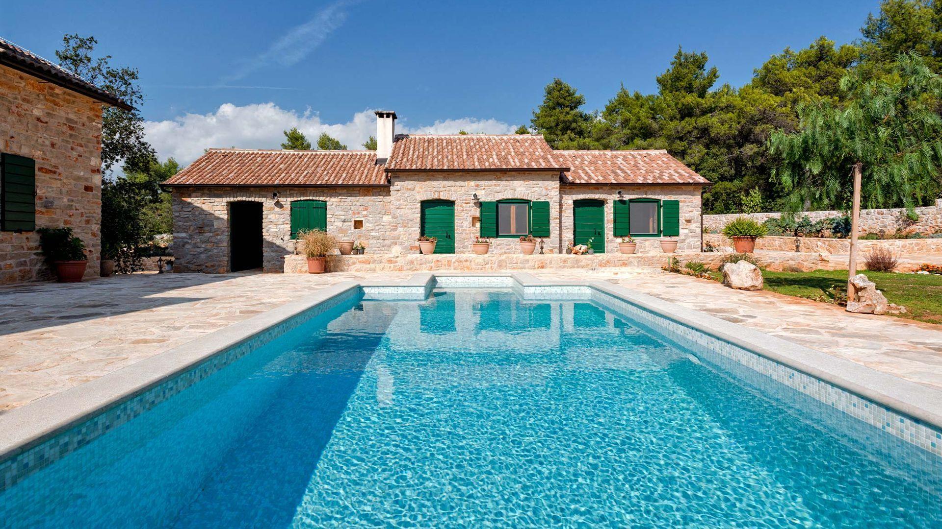 Villa en pierre avec piscine dans un quartier isolé