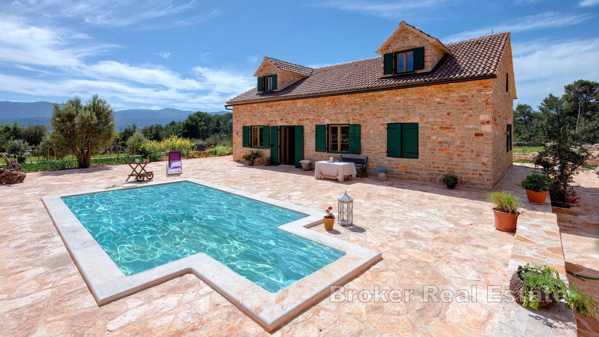 Villa en pierre avec piscine dans un quartier isolé