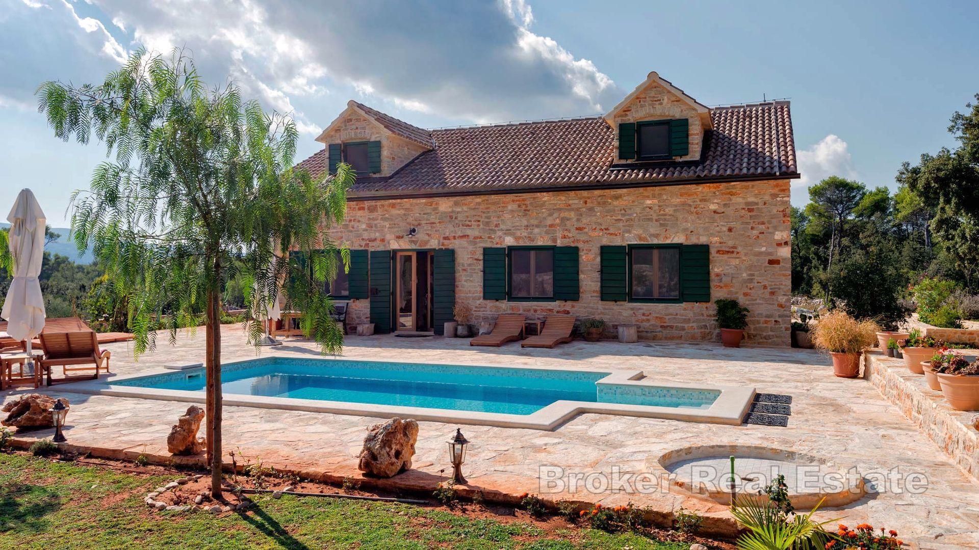 Villa en pierre avec piscine dans un quartier isolé