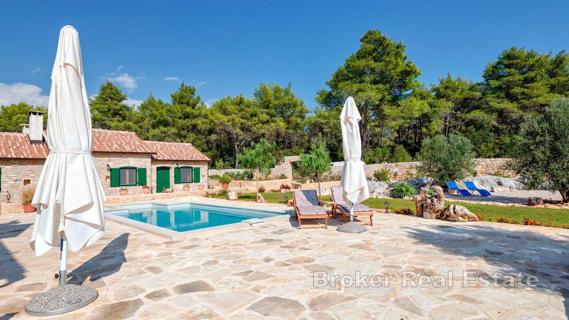 Villa en pierre avec piscine dans un quartier isolé