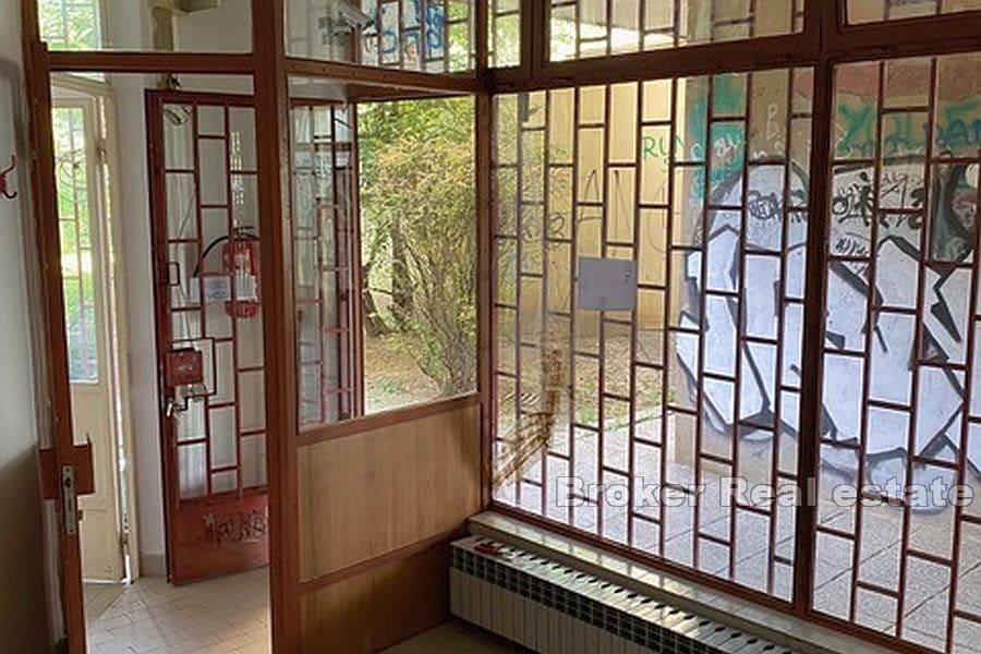 Local commercial avec vitrine