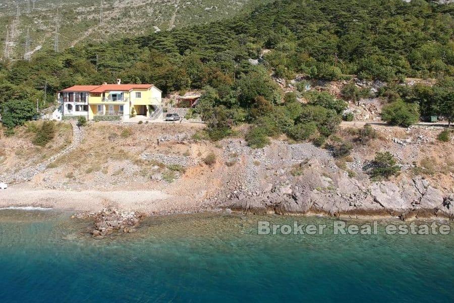 Casa con appartamenti al mare