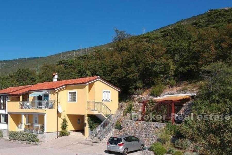 Casa con appartamenti al mare