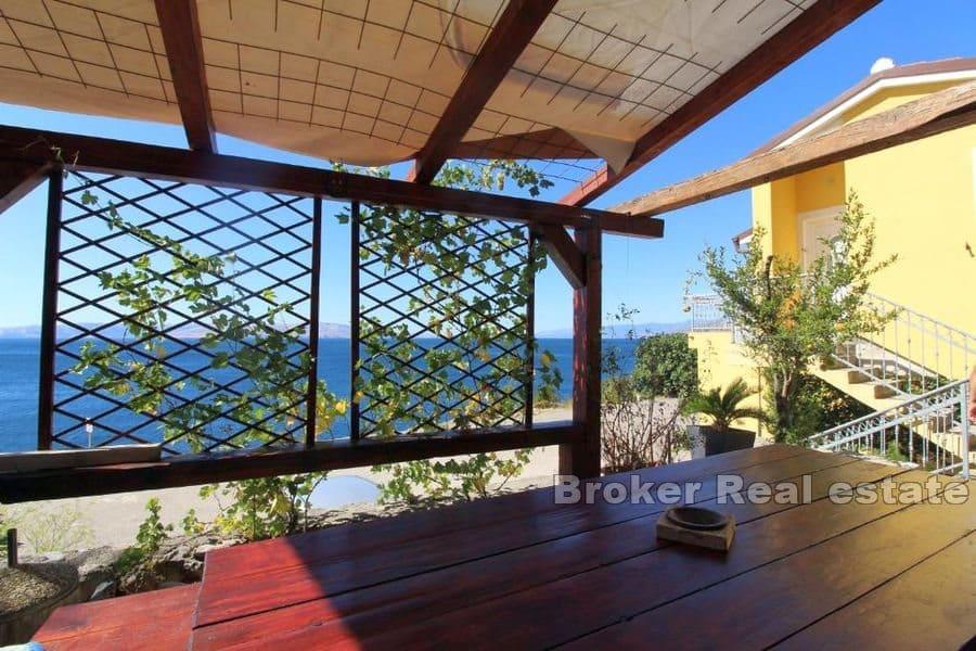 Casa con appartamenti al mare