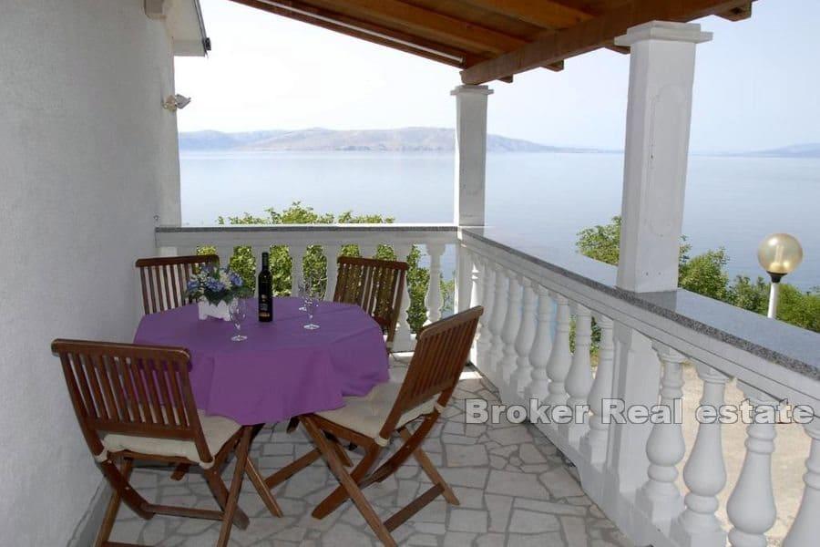 Casa con appartamenti al mare
