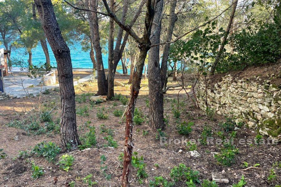 Spacious building plot by the sea
