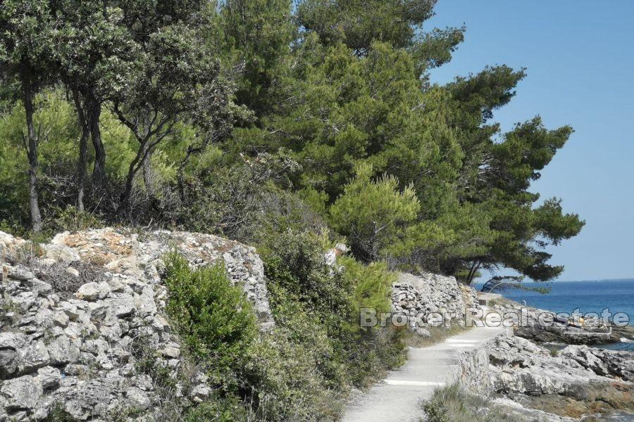 Spacious building plot by the sea