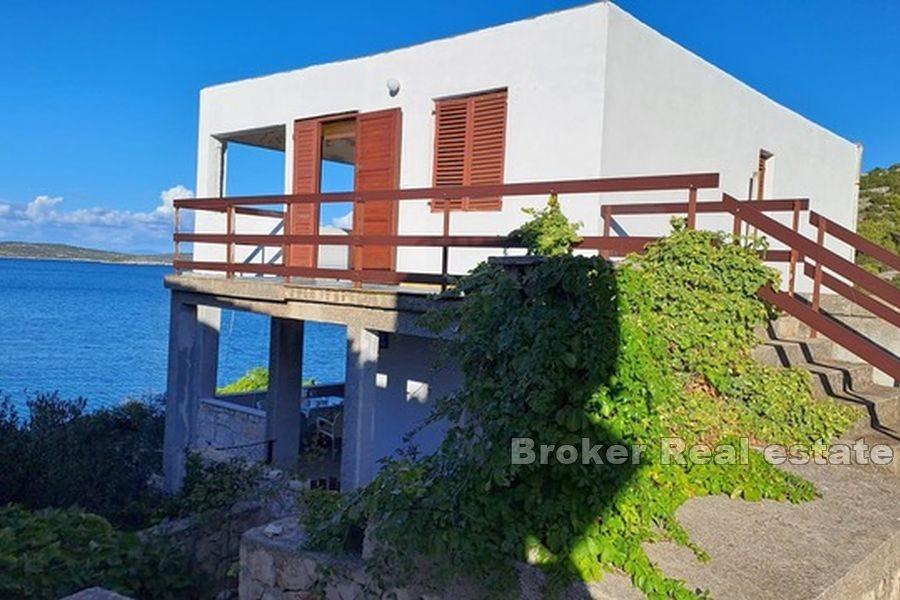 Maison au premier rang de la mer