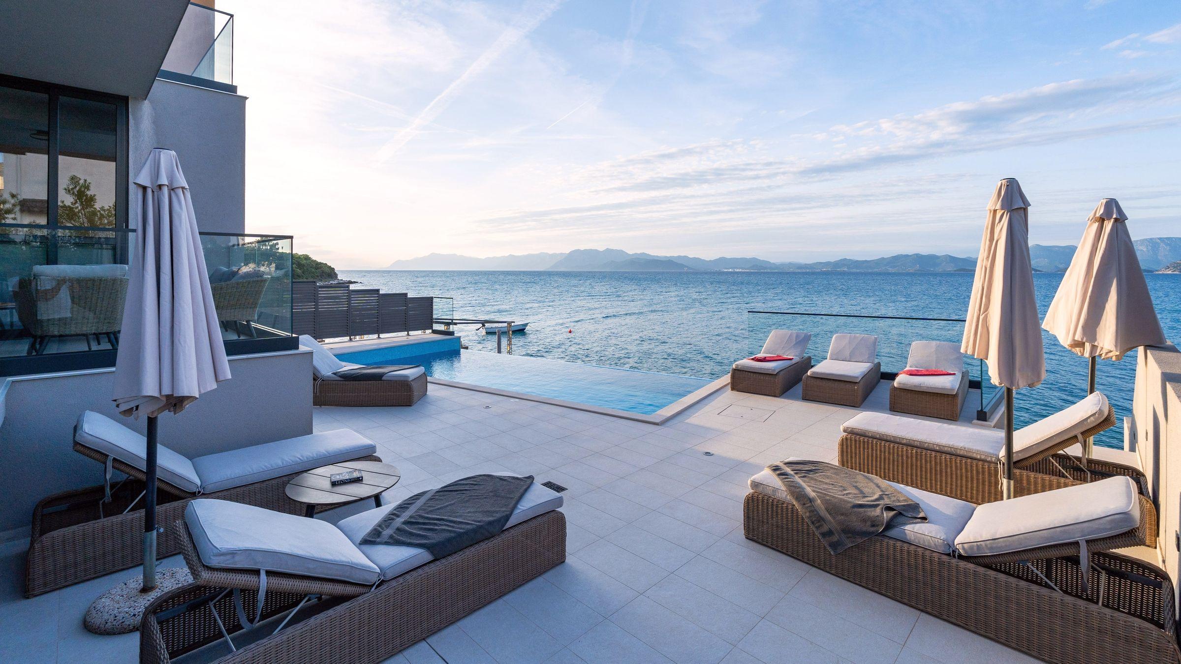 Villa moderne au premier rang de la mer