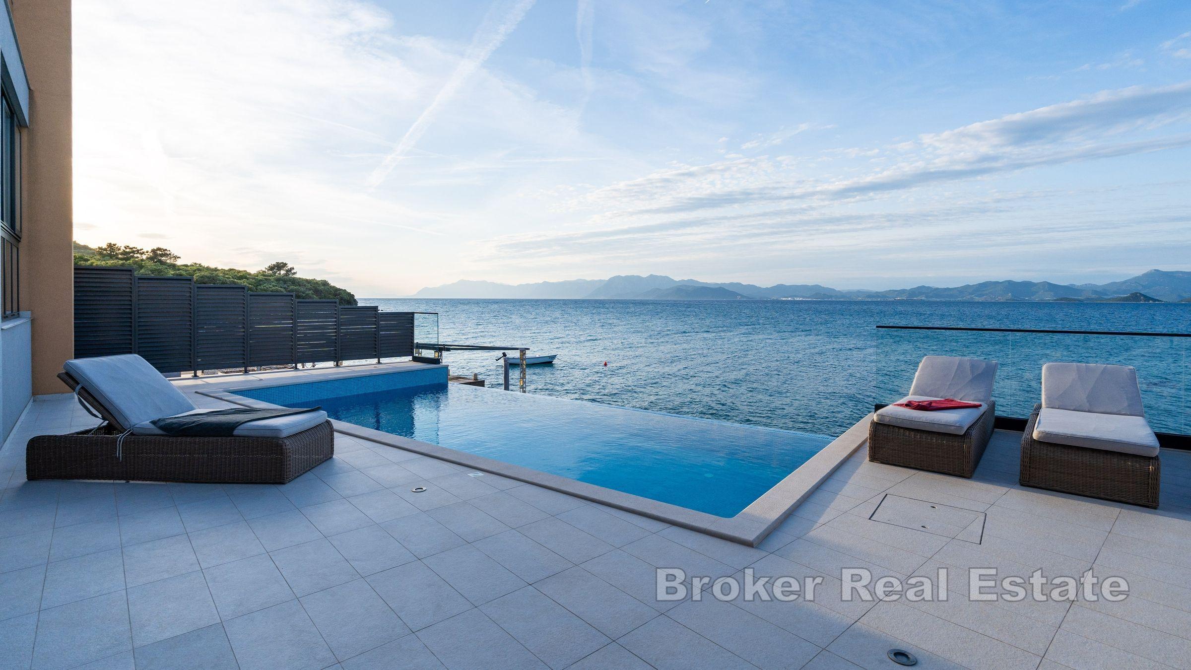 Villa moderne au premier rang de la mer